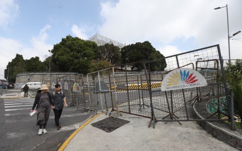Vallas de seguridad en los exteriores de la Asamblea Nacional.