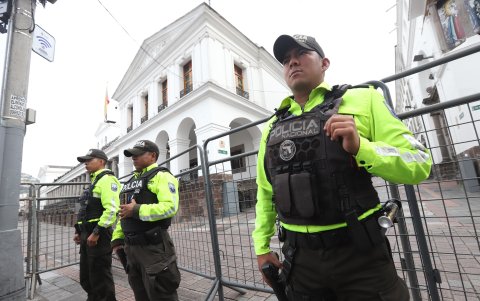 Policías en los alrededores del Palacio de Carondelet.
