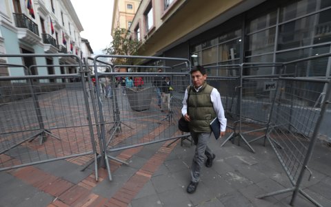 Se han colocado vallas de seguridad en el Centro Histórico de Quito, sin embargo, a los transeúntes no se les ha restringido el paso.