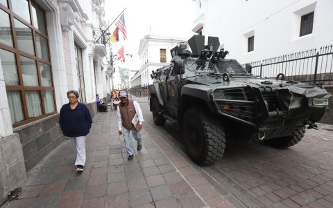 Vehículo blindado de las Fuerzas Armadas en los alrededores del Centro Histórico de Quito, este 4 de julio.