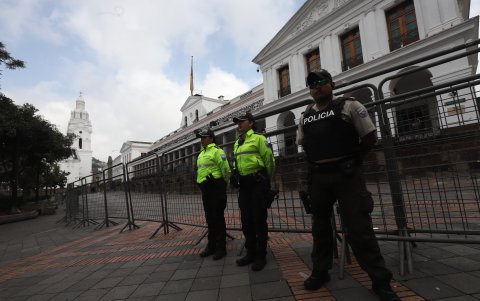 Policías resguardan los exteriores del Palacio de Gobierno, en Quito, horas antes de las protestas.