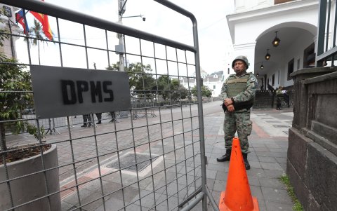 Los militares custodian el acceso al Palacio Presidencial, en Quito, antes de las protestas.