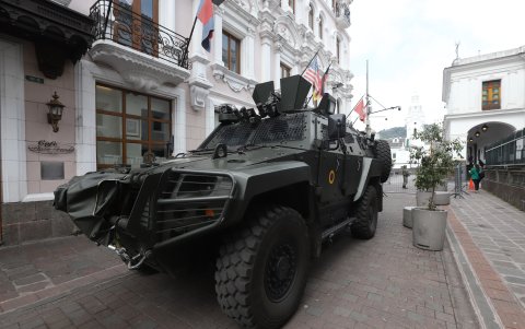 El vehículo de las Fuerzas Armadas yacía estacionado sobre la calle García Moreno, a metros de Carondelet.