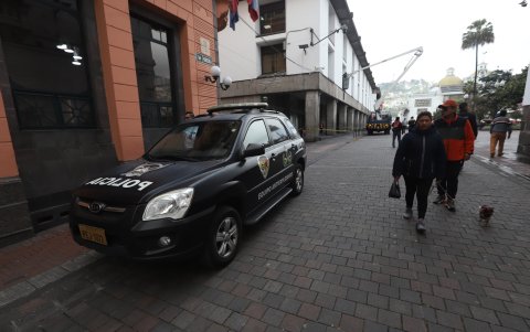 Un vehículo de la Unidad Antiexplosivos de la Policía Nacional se detuvo cerca del Palacio Municipal, en una de las vías que conecta con Carondelet.