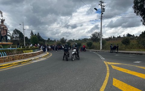 Los estudiantes recorrieron aproximadamente 10 kilómetros hasta llegar al sitio donde protestaron vehementemente contra el gobierno.