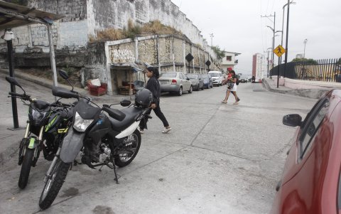 Agentes policiales acudieron al punto para retirar el cuerpo.