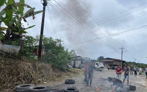 Manifestantes queman llantas en la provincia de Napo.