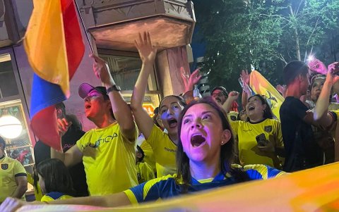 La hinchada ecuatoriana se lanzó a las calles en la noche del 3 de julio para apoyar a la Tri en un banderazo en Houston