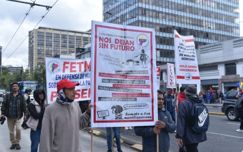 Manifestantes se reúnen en la Caja del Seguro en Quito para dar inicio a la movilización.