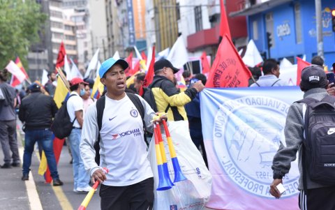 Ambiente de la marcha que empezará en los exteriores de la caja del Seguro.