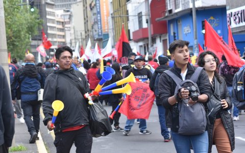 Los comerciantes de cornetas no faltaron a la marcha.