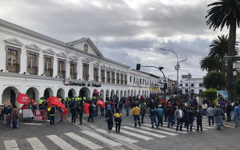Los manifestantes continúan frente a la edificación de la gobernación.