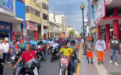 Manifestantes avanzan por la Avenida 25 de Junio en Machala.