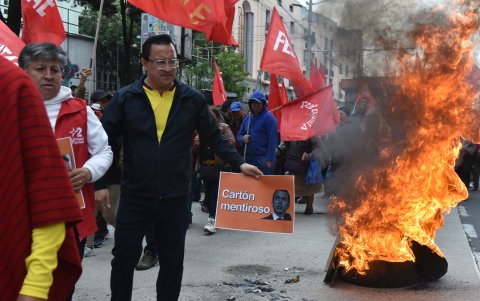 Los manifestantes queman llantas en Quito y gritan consignas en contra del Gobierno.