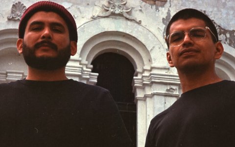 El dúo utiliza efectos como 'tape echo' y 'spring reverb' para crear atmósferas y paisajes sonoros, que evocan espacios olvidados en el tiempo