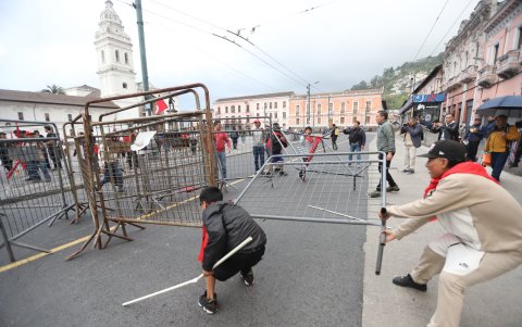 Protestantes retiraron las vallas que resguardan la entrada al Centro Histórico en la calle Bolívar.