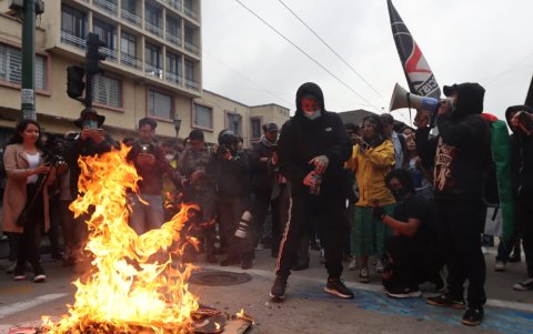 Monigotes del presidente Daniel Noboa son quemados en Quito.