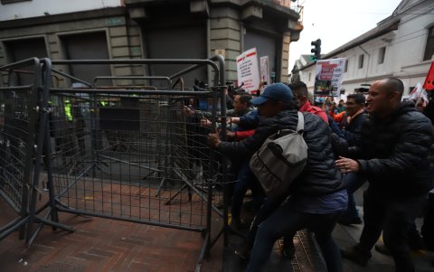 Los manifestantes de la marcha lograron quitar las vallas metálicas, cuando llegaron a la Plaza de Santo Domingo.