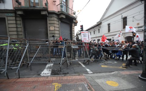Los participantes de la marcha avanzaron por la calle Guayaquil y comenzaron a quitar las vallas que impide el ingreso por la calle Bolívar hacia la Plaza de San Francisco.