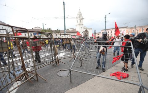 Los manifestantes quitaron otras vallas que estaban ubicadas en la Plaza de Santo Domingo, punto de concentración de la protesta.