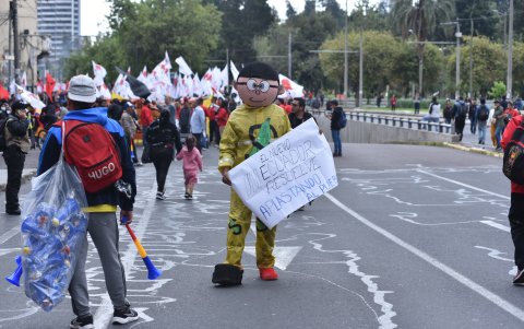 Persona disfrazada de 'Nobita' en medio de las protestas.