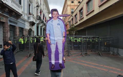 En las protestas de este 4 de julio en contra de las medidas de Daniel Noboa, no faltaron sus figuras de cartón.