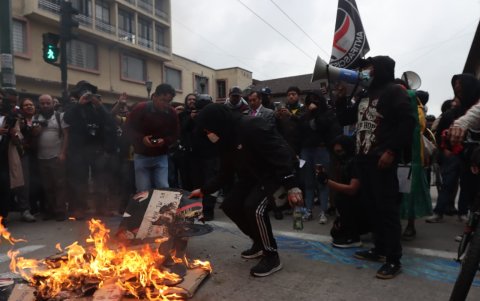 Las protestas en Quito culminan con la quema del Daniel Noboa de cartón.