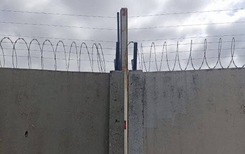 Visualización. El Centro Forense Guayaquil cerró el espacio por el que se podía observar los contenedores desde la Unidad de Servicio Centro Técnico Municipal.