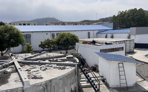 Desaseo. En lo alto de una edificación (izquierda) se observaban ropas y zapatos tirados.