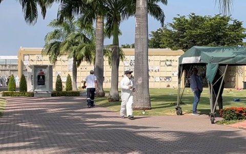 Protocolo. No todo el personal que participó, la semana pasada, en la inhumación no usaron correctamente el equipo de bioseguridad. El fotógrafo de la entidad solo usó una mascarilla quirúrgica.