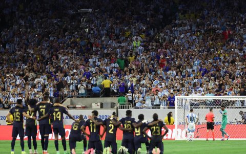 El argentino Lionel Messi (de fondo) falló su penal durante la tanda contra Ecuador. Finalmente, la campeona del mundo se impuso a la Tri.