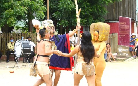 Para este evento se preparan varios actos como bailes folclóricos, música y poesía.