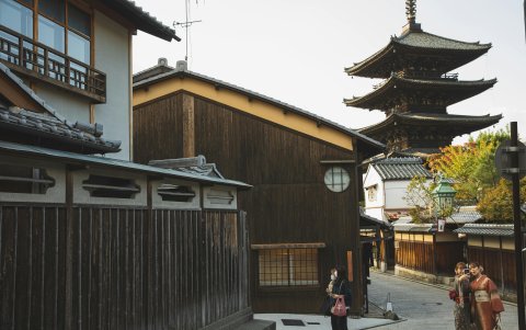 al fondo de un barrio de  la ciudad de Nara, se observa la parte alta de la pagoda de cinco pisos del templo Kofukuji, un Tesoro Nacional y Patrimonio Mundial de la UNESCO.