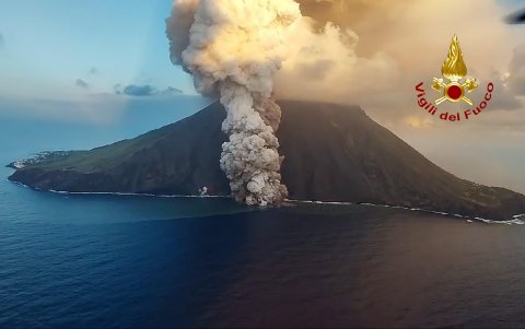 Imagen de la brigada italiana antiincendios que muestra el volcán Estrómboli.