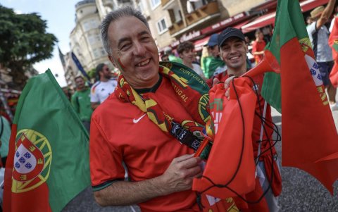 Los seguidores de Portugal animan en el barrio portugués de Hamburgo antes del partido de fútbol de cuartos de final de la UEFA EURO 2024 entre Portugal y Francia