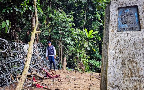 Un integrante de la Defensoría del Pueblo de Colombia inspecciona el cierre de los pasos migratorios hacía Panamá.