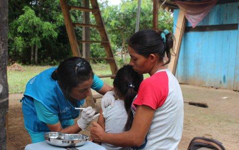 Una enfermera de la lancha 'La Sanadora' inyecta a una niña en la comunidad de San Juan de Sasipahua el 11 de junio de 2024, en el Datem del Marañón, en la amazonía peruana.