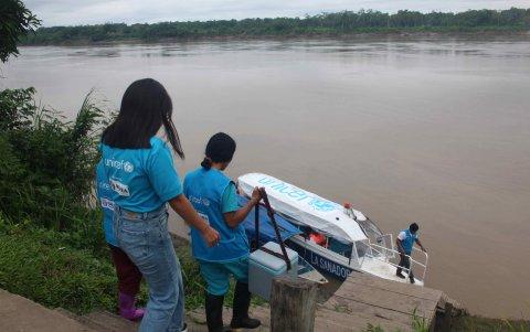 Enfermeras de la lancha 'La Sanadora' atienden en la comunidad de Tigre Playa el 11 de junio de 2024, en el Datem del Marañón.
