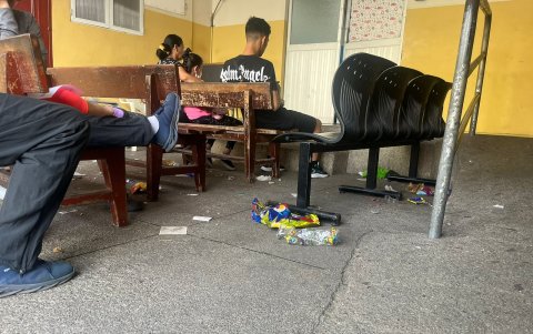 Se puede observar fundas de comida y demás desechos.