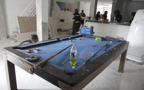 Una mesa de billar era parte del mobiliario en una de las casas allanadas en el sur de Guayaquil.