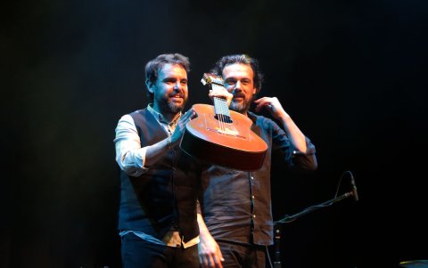 Dani de Morón una de las figuras recientes más aclamadas del mundo de la guitarra flamenca. Le acompaña Agustín Diassera, reconocido percusionista español, reconocido por su profunda comprensión del ritmo y la tradición flamenca.
