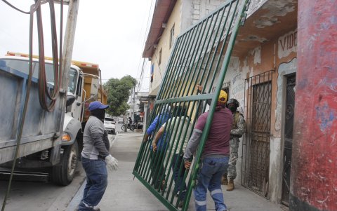 Rejas desmontadas en operativo de seguridad, en el Guasmo Sur.