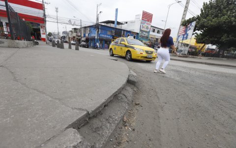 Las pocas veredas disponibles en La Aurora se encuentran en mal estado.