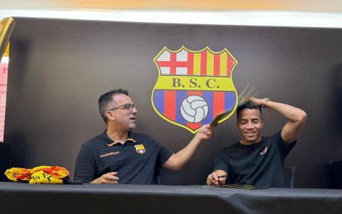 Luigi Machiavello gerente de prensa de Barcelona junto a Byron Castillo