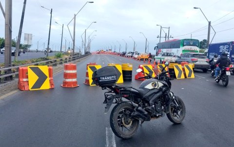 Territorio. En varias ocasiones, solo este mes, se han cerrado los carriles en el puente de la Unidad Nacional.