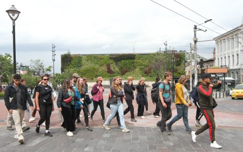En el exterior, el Cabildo promociona la ciudad en ferias y congresos con el fin de abrir nuevos mercados y rubros.