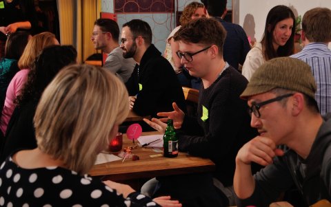 La mayoría de quienes acuden a estos eventos están entre los 28 y 42 años y son profesionales.