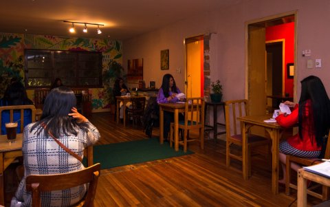 Los organizadores piden documentos y formularios con datos a los participantes para verificar su identidad.