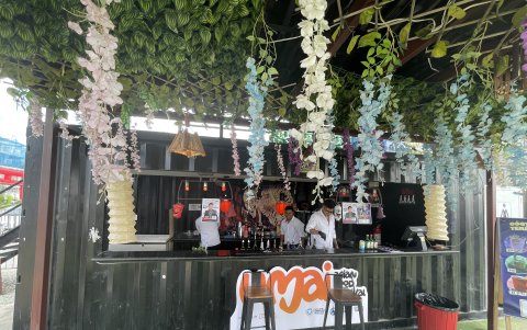 El lugar cuenta con un área de cócteles temáticos