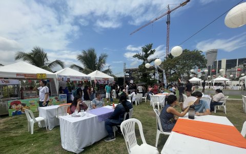 El recinto cuenta con numerosas mesas donde los visitantes pueden acomodarse y saborear sus platos preferidos